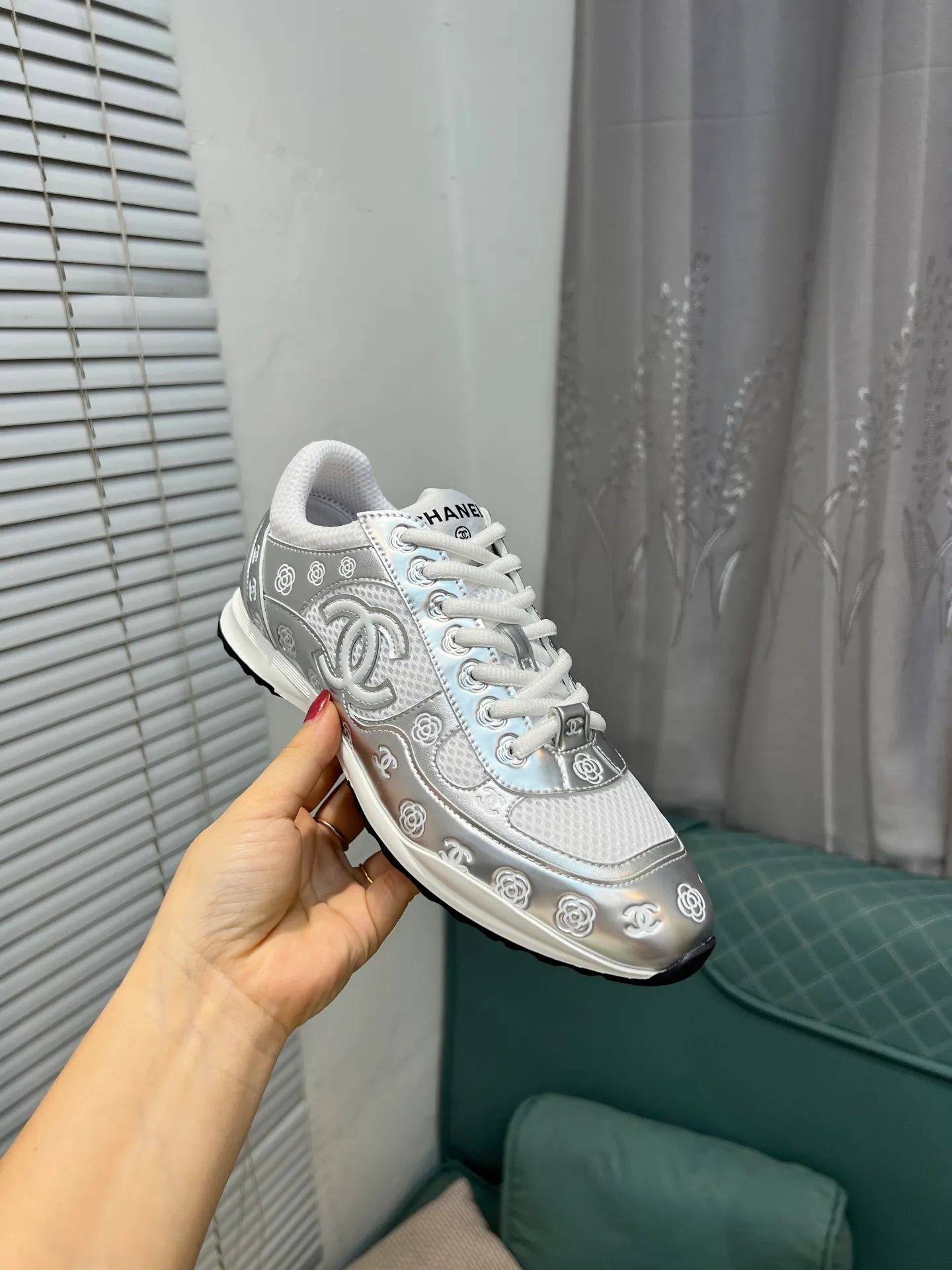 Men's men's shoes 💰640 Exclusive real shot (top version) CHANEL Chanel 2025ss color matching thick-soled casual sports shoes and sneakers. The counter is synchronized. The counter is very popular. A shoe that is very difficult to buy. The most popular thick-soled panda shoes on the Internet. It can be imagined that Xiaoxiang control can't miss it. It has both good looks and comfort. Simple and versatile white shoes. The thick sole increases the height and is super versatile. Close your eyes and wear it. Whoever wears it will look better. Upper: calfskin Lining: imported sheepskin lining Outsole: TPU original outsole Size: 35-44 (customized for women 41 and 40, and 45 for men)